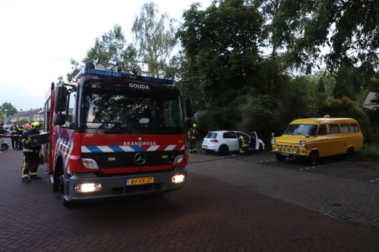 Brandweer blust beginnende autobrand op parkeerplaats in Gouda